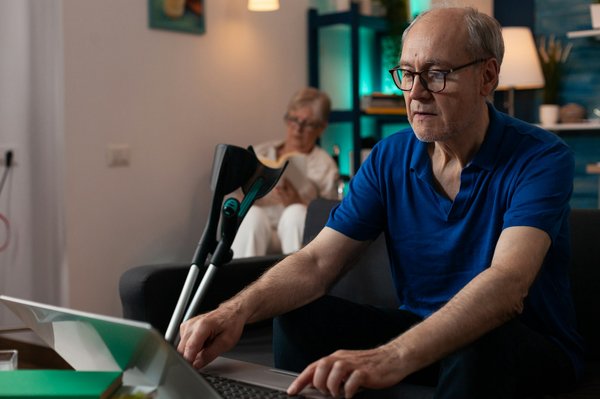 Comment les seniors peuvent-ils intégrer des exercices de stretching dans leur routine pour prévenir les douleurs articulaires?